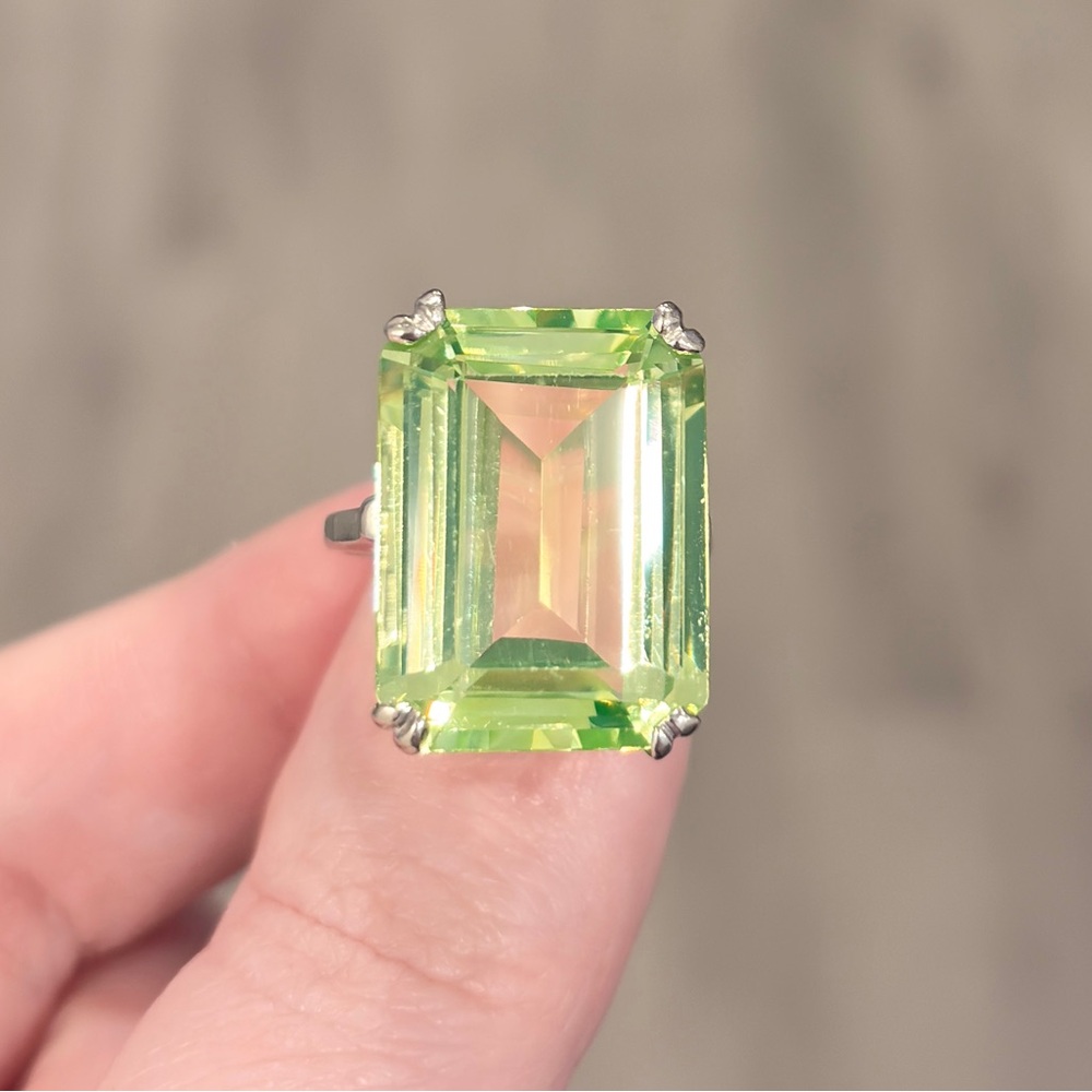 Large Vintage 14K White Gold Synthetic Green Spinel Ring - Size 7.25 - Picture 5 of 11